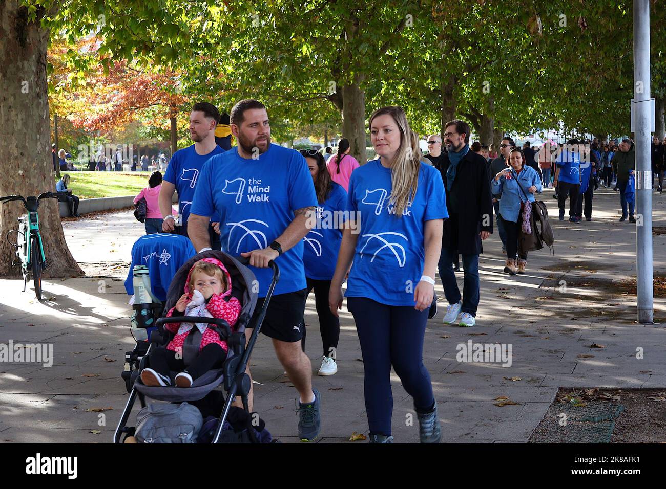 Southbank, London, UK. 22 October, 2022. The Mind Walk is a family friendly 10km walk. Bringing people together to raise money and awareness in the fight for mental health. We're asking each person taking part to try and raise £100 to support our services. Photo Credit: Paul Lawrenson/Alamy Live News Foto Stock
