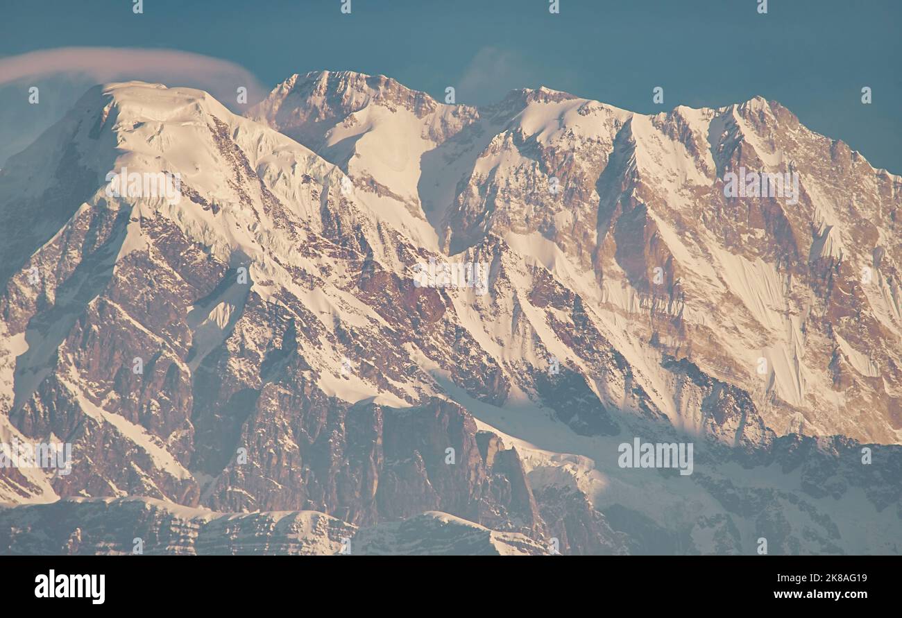 Molto stretto vicino dettaglio scatto della insidiosa Annapurna South faccia montagna massiccio nevoso picco di oltre 8000 metri di altitudine Foto Stock