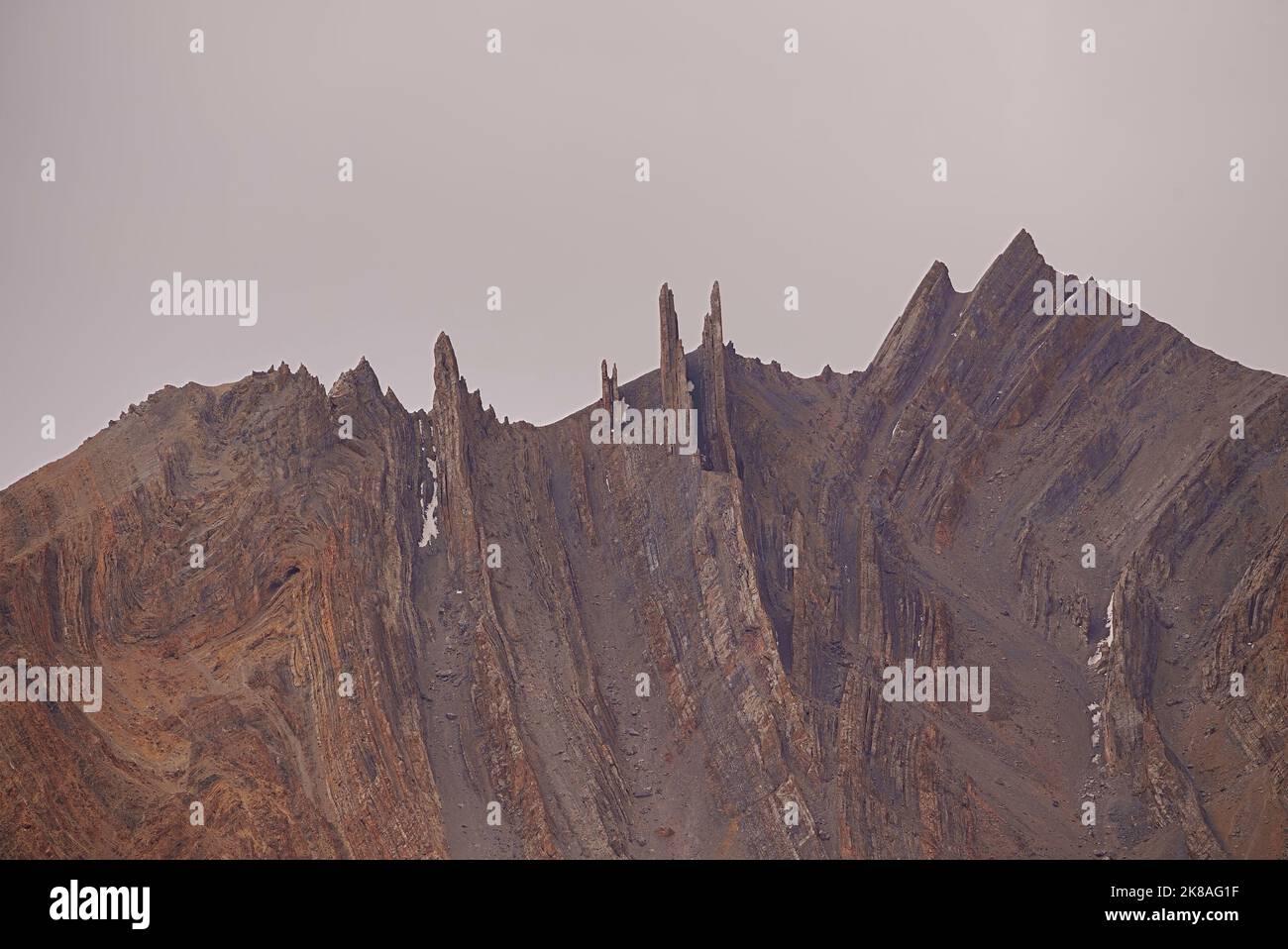 Insolitamente frastagliato picchi aguzzi strutture geologiche a causa di erosione in alta quota deserti freddi di Ladakh Foto Stock