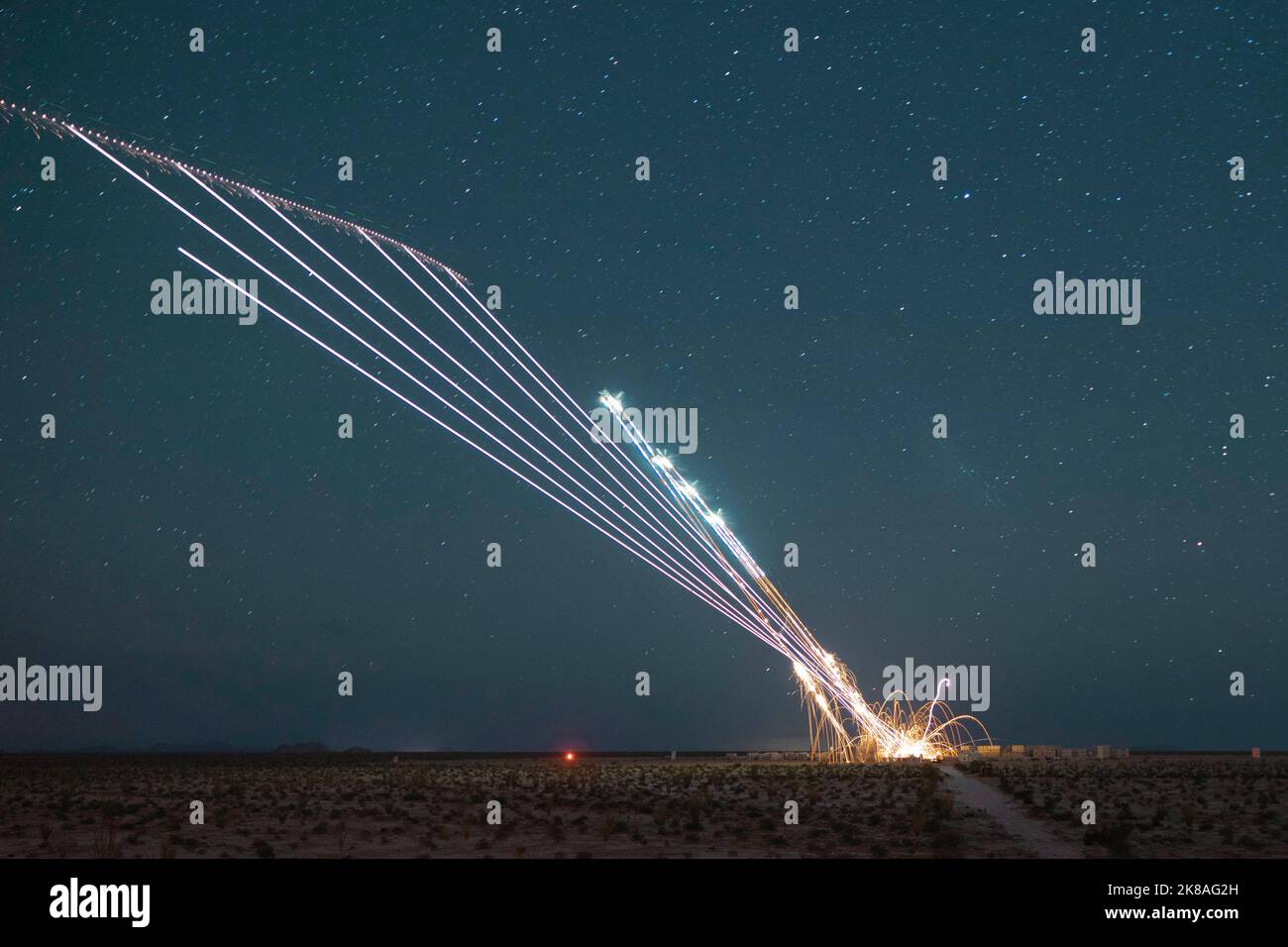 Yuma, Arizona, Stati Uniti. 28th Set, 2022. U.S. Marine Corps AH-1Z Viper esegue una missione di supporto aereo coordinata dal Tactical Air Control Party, Marine Aviation Weapons and Tactics Squadron One (MAWTS-1) Weapons and Tactics Instructor (WTI) corso 1-23, a Yodaville, vicino a Yuma, Arizona, 28 settembre, 2022. WTI è un evento di formazione di sette settimane organizzato da MAWTS-1, che fornisce formazione tattica avanzata standardizzata e certificazione delle qualifiche degli istruttori di unità per supportare la formazione e la preparazione dell'aviazione marina, e assiste nello sviluppo e nell'impiego di armi e tattiche per l'aviazione. (Credit IMA Foto Stock