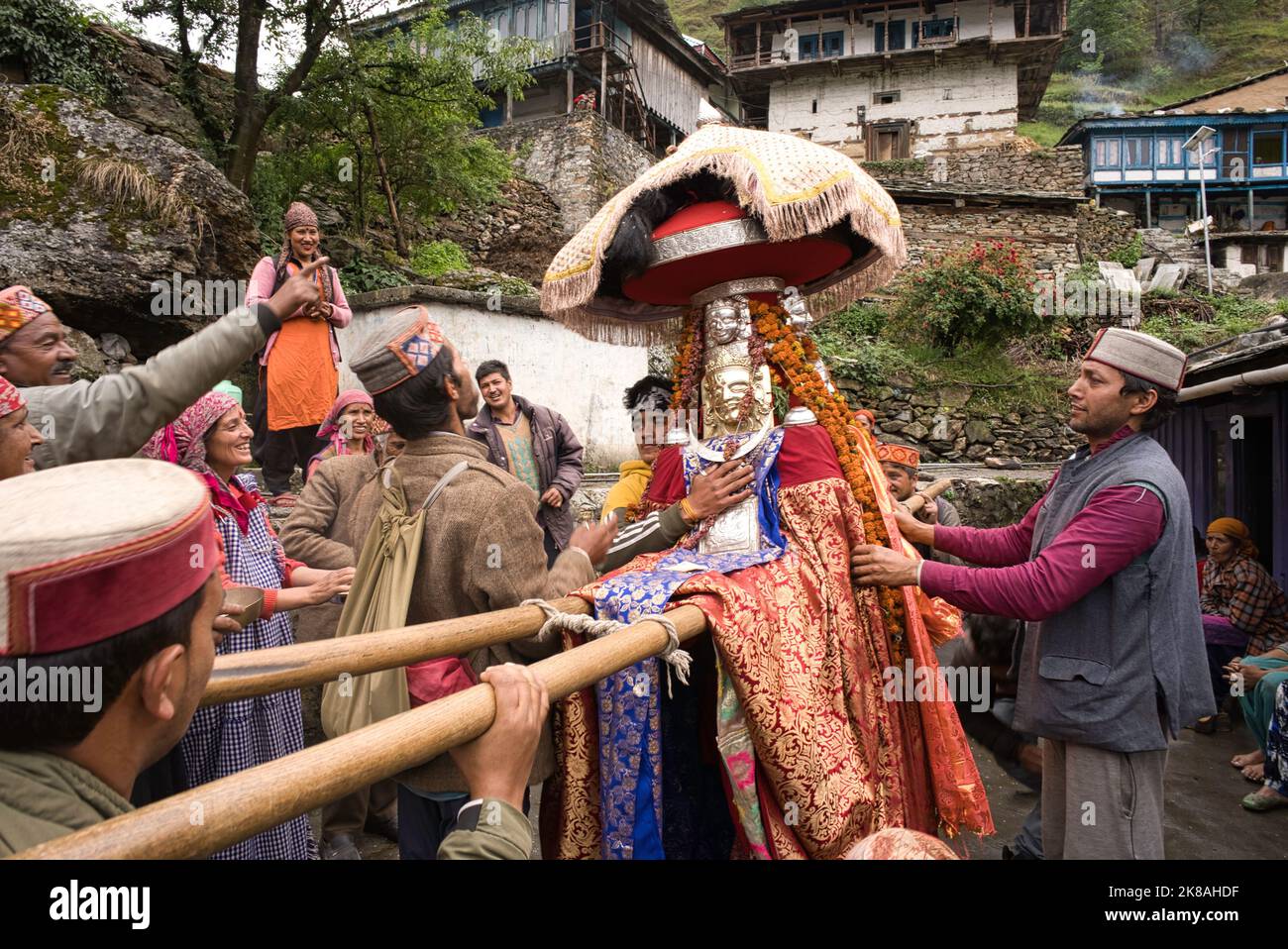 Divinità himalayana tradizionale ma Ashapuri Devi su palanquin con devoti in una cerimonia oracolo Foto Stock