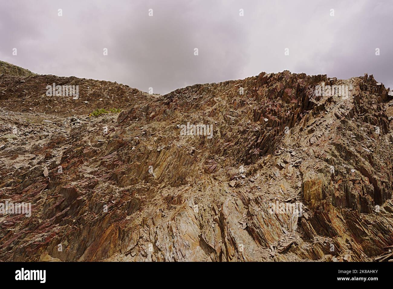 Strutture geologiche sedimentarie paesaggi insoliti formazioni naturali in alta quota deserti freddi Foto Stock