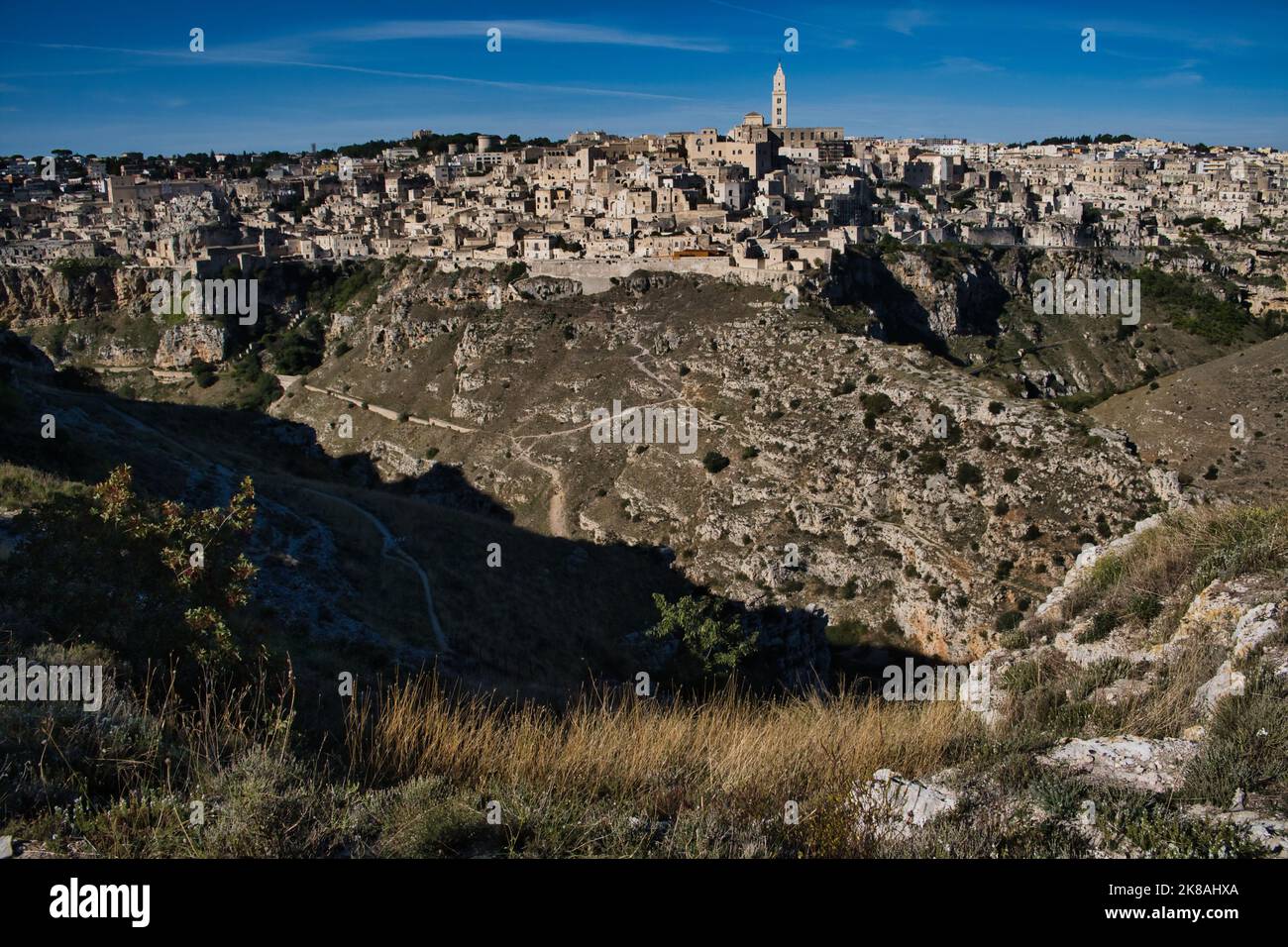 Vista sul quartiere Sasso Caveoso di Matera dal canyon Foto Stock