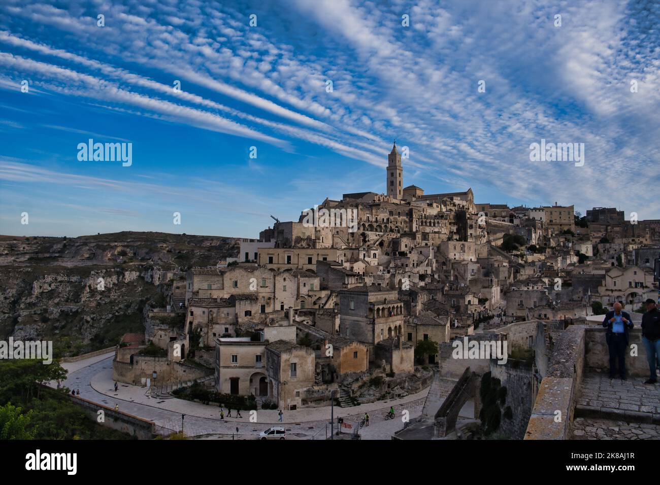 Vista panoramica del Sasso Barisano sotto un cielo panoramico a Matera Foto Stock