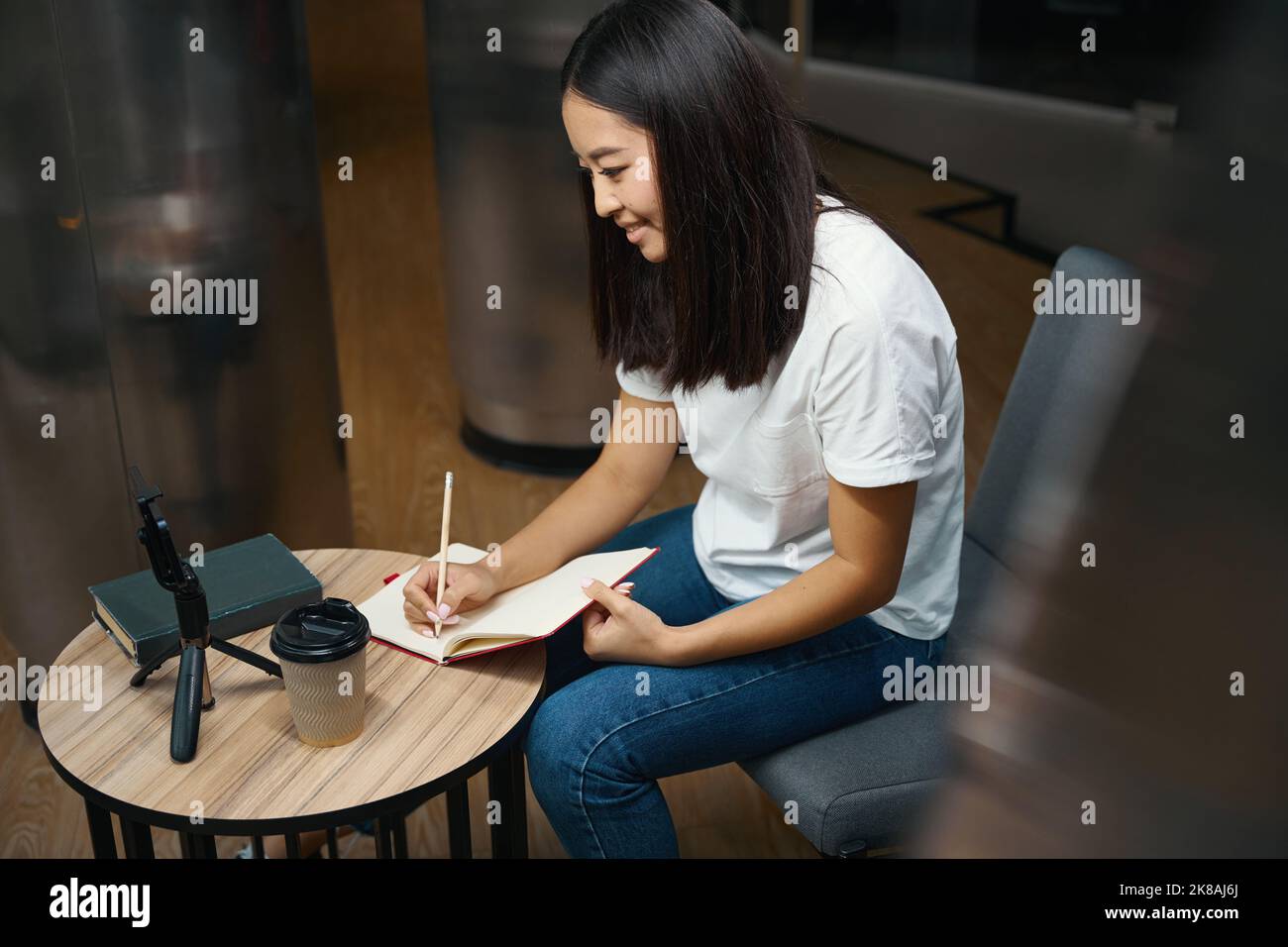Elegante donna manager sta avendo master class in videochiamata sul posto di lavoro Foto Stock
