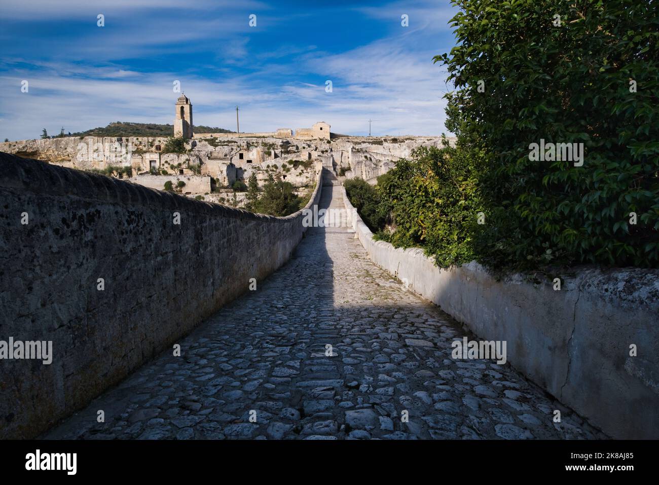 Vista sul monumentale ponte dell'acquedotto a Gravina in Puglia, vicino a Matera Foto Stock