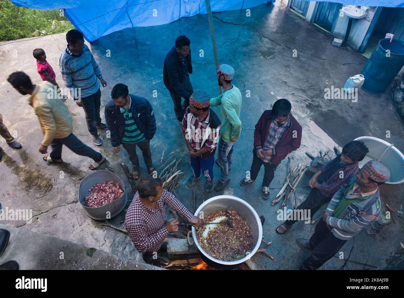 Cucina comunitaria e festa in un villaggio Himachal nel Nord India Himalaya. Gli abitanti del villaggio appartengono a un singolo clan di famiglia con legami di maglia estremamente stretti. Foto Stock