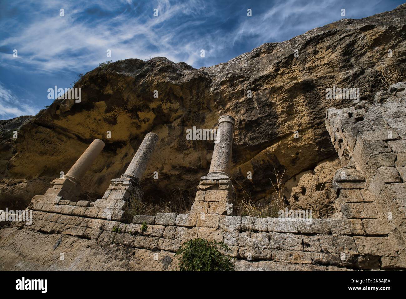 Complesso scavato nella roccia del canyon Gravina con Chiesa della Madonna della Stella a Gravina in Puglia Foto Stock