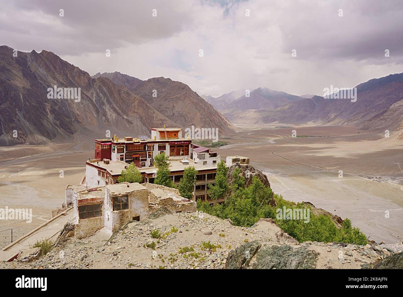 Il Monastero di Stong Dae o Gompa si trova strategicamente arroccato sulla cima di una montagna che si affaccia sulla valle del fiume Zanskar Foto Stock