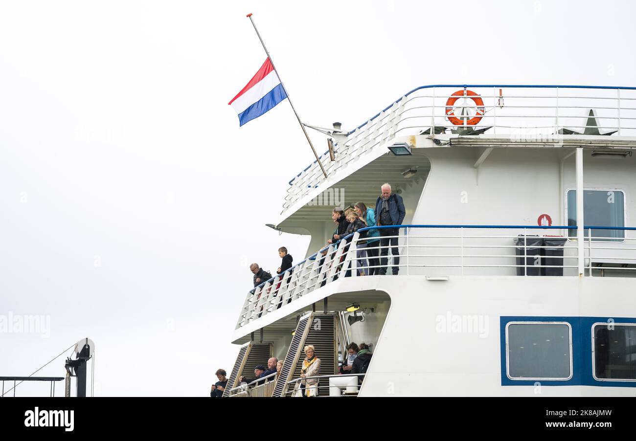 2022-10-22 12:11:48:19 TERSCHELLING - Una bandiera a mezzo albero sul traghetto tra Terschelling e la terraferma. ANP JEROEN JUMELET olanda fuori - belgio fuori Foto Stock