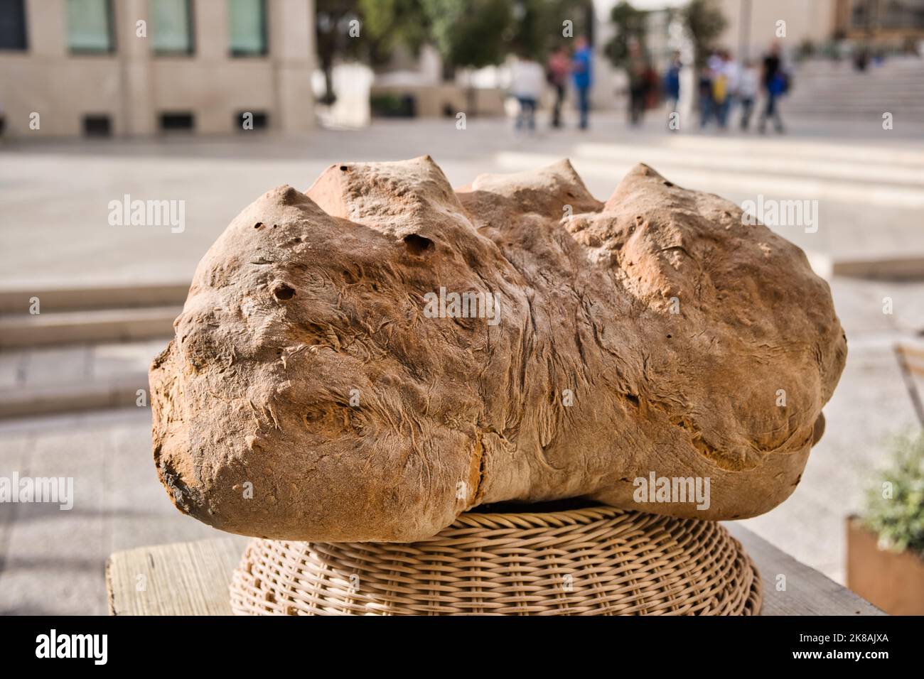 Primo piano del tipico pane locale, con tre tacche in una panetteria a Matera Foto Stock
