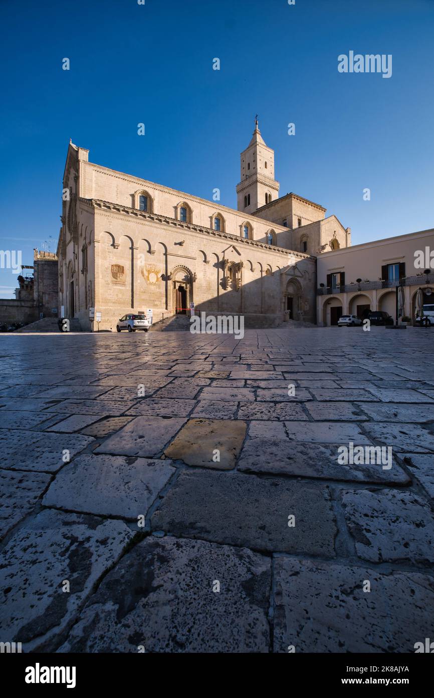 Vista sulla cattedrale di Matera alla fine del marciapiede di piazza Duomo Foto Stock