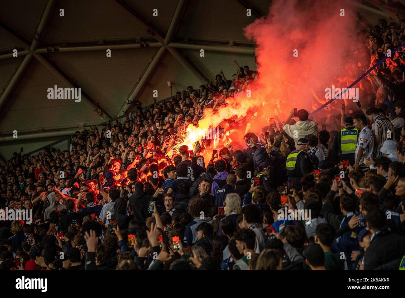 Melbourne, Australia. 22 ottobre 2022. Il sostegno attivo del Melbourne Victory Football Club la “Northern Terrace” usa i razzi durante i canti pre-partita in vista del round 3 della stagione 2022/23 di Isuzu UTE a-League uomini tra Melbourne Victory e Melbourne City. Credit: James Forrester/Alamy Live News. Foto Stock