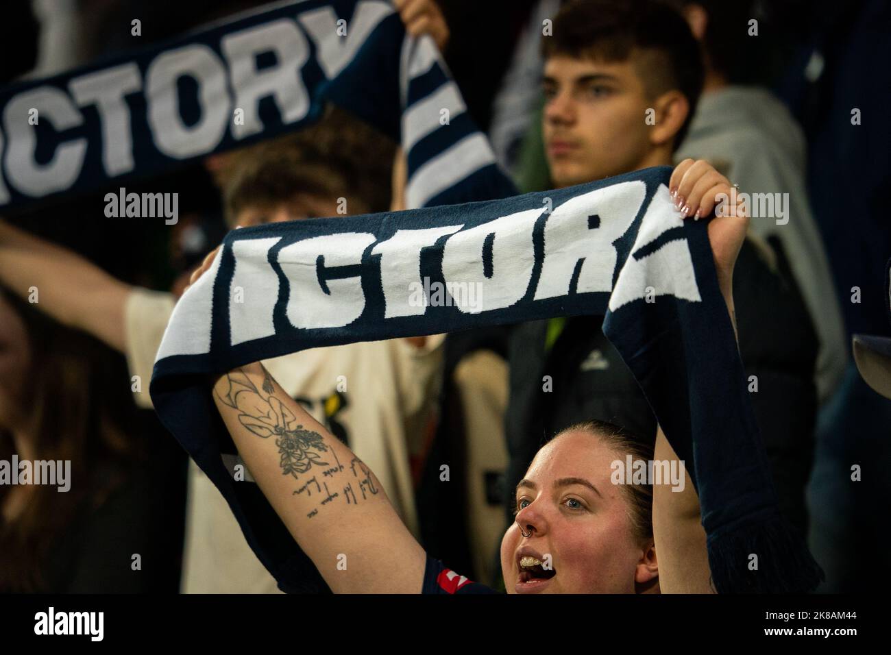 Melbourne, Australia. 22 ottobre 2022. Un sostenitore del Melbourne Victory Football Club canta insieme a “Stand by Me” con la sua sciarpa che si è tenuta in testa al round 3 della stagione 2022/23 di Isuzu UTE a-League Men tra Melbourne Victory e Melbourne City. Credit: James Forrester/Alamy Live News. Foto Stock