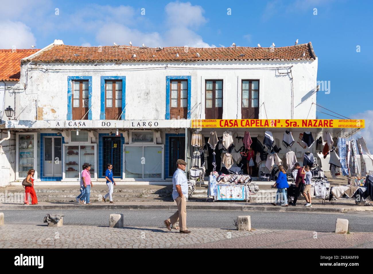 Portogallo, 2022 agosto: Negozio tradizionale di souvenir a Nazaré, Portogallo Foto Stock