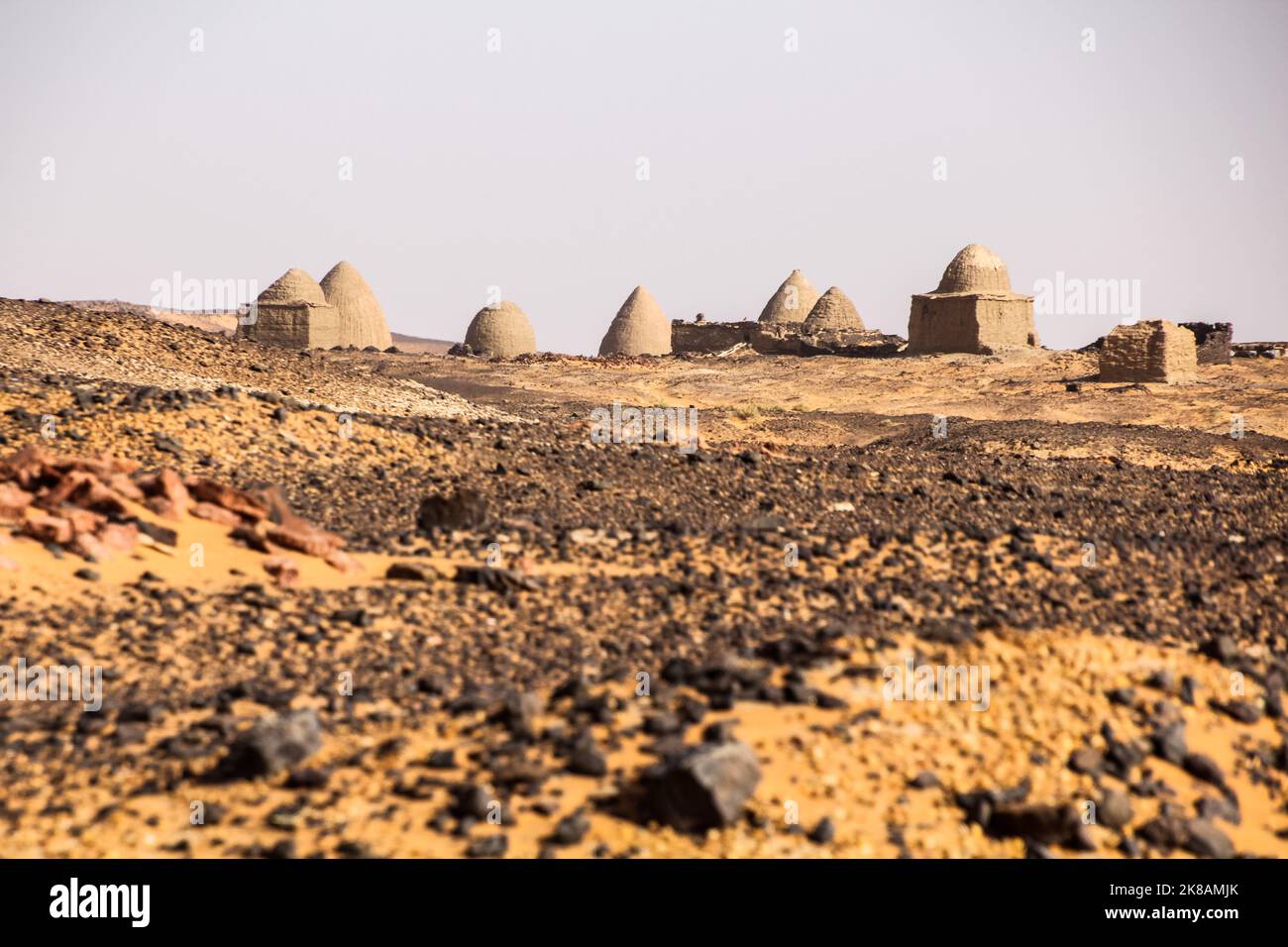 Qubbas (tombe islamiche a cupola) vicino alla città vecchia di Dongola, Sudan Foto Stock