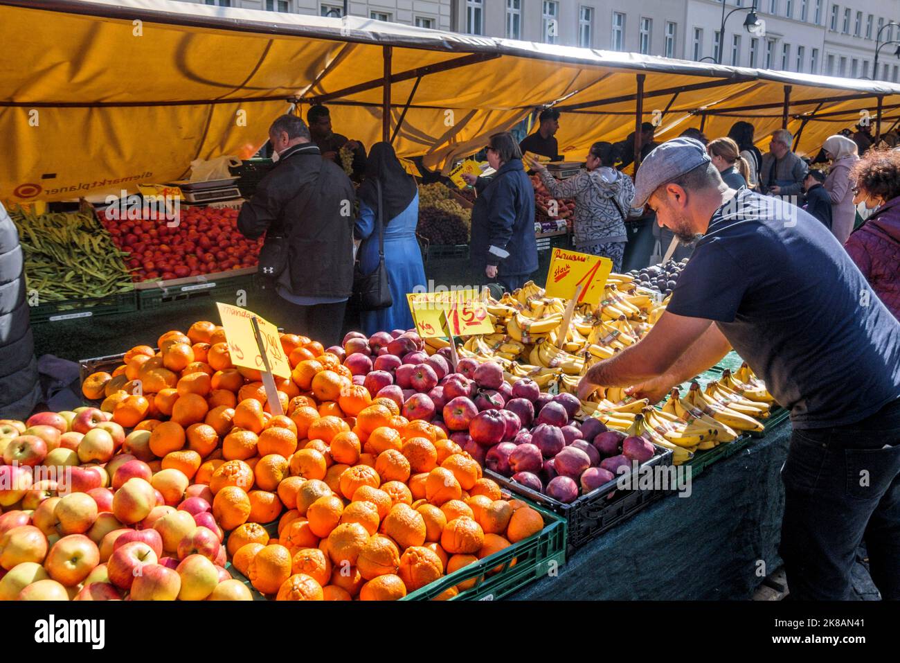 Mercato su Hermannplatz, Neukölln, Berlino Foto Stock
