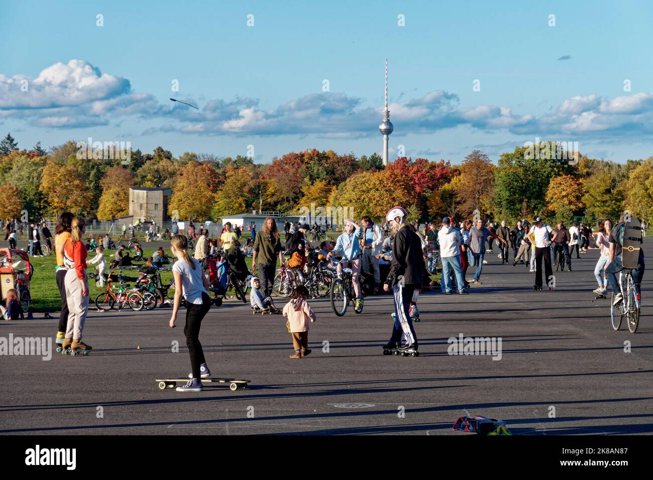 Tempelhofer Feld, Menschen bei Freizeitaktivitäten auf der Startbahn und Landebahn auf dem ehemaligen Flughafen Berlin-Tempelhof, Berlino, Deutschland Foto Stock