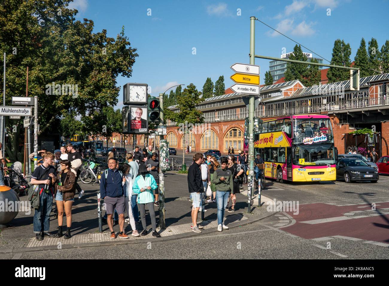 Fußgängerüberweg Mühlenstraße Ecke Warschauerstraße a Friedrichshain, Tourismus, Berliner Mauerweg, visite turistiche, Berlino Foto Stock