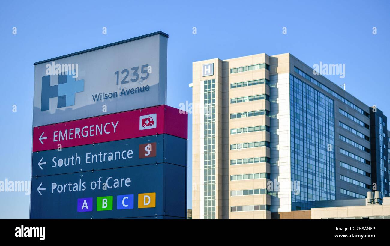 Humber River Hospital. L'edificio moderno e la struttura sanitaria sono incorniciati nel cartello su Wilson Avenue. Foto Stock