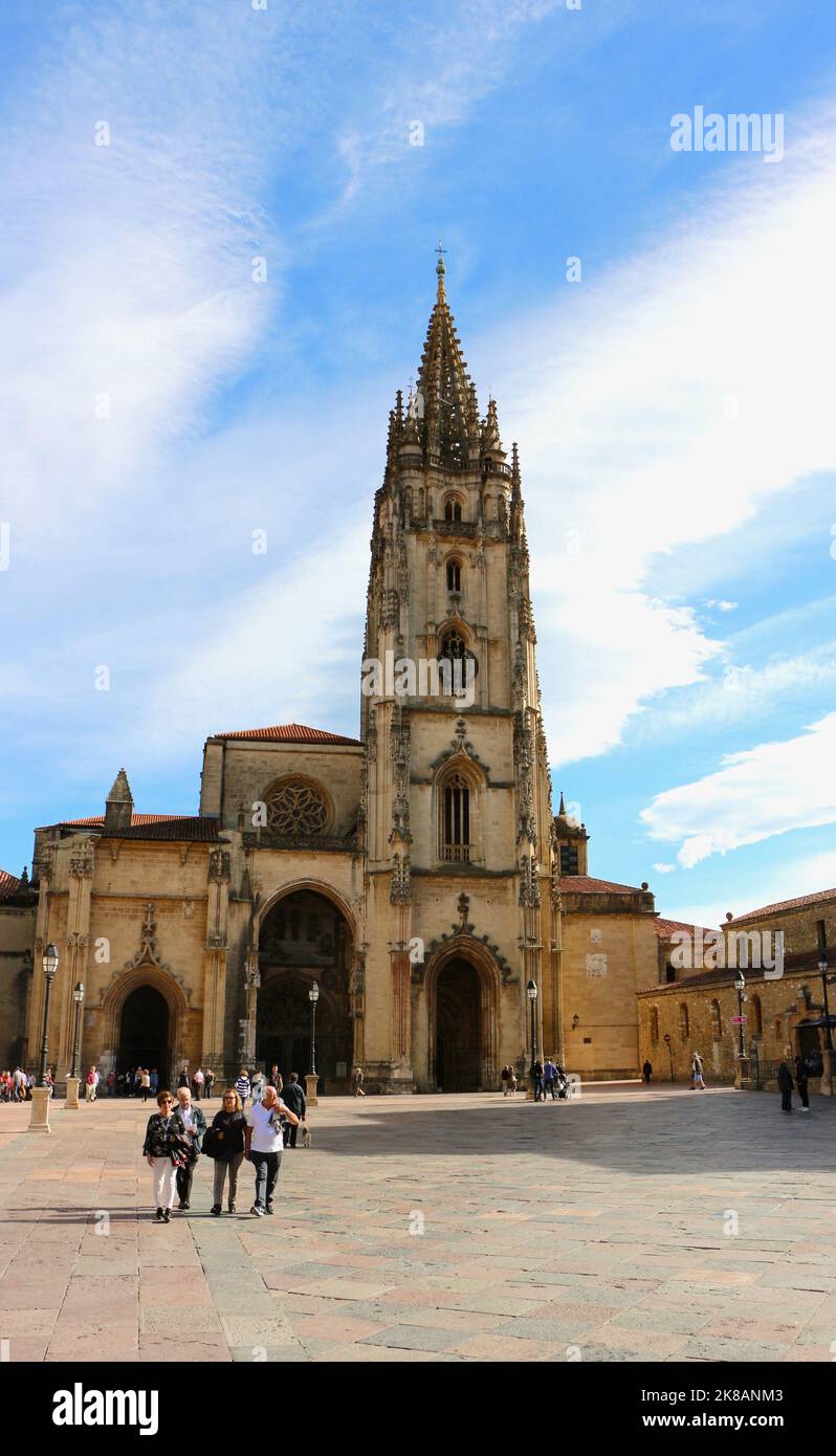 La Cattedrale di Oviedo in stile architettonico misto di San Salvador Oviedo Asturias Spagna Foto Stock