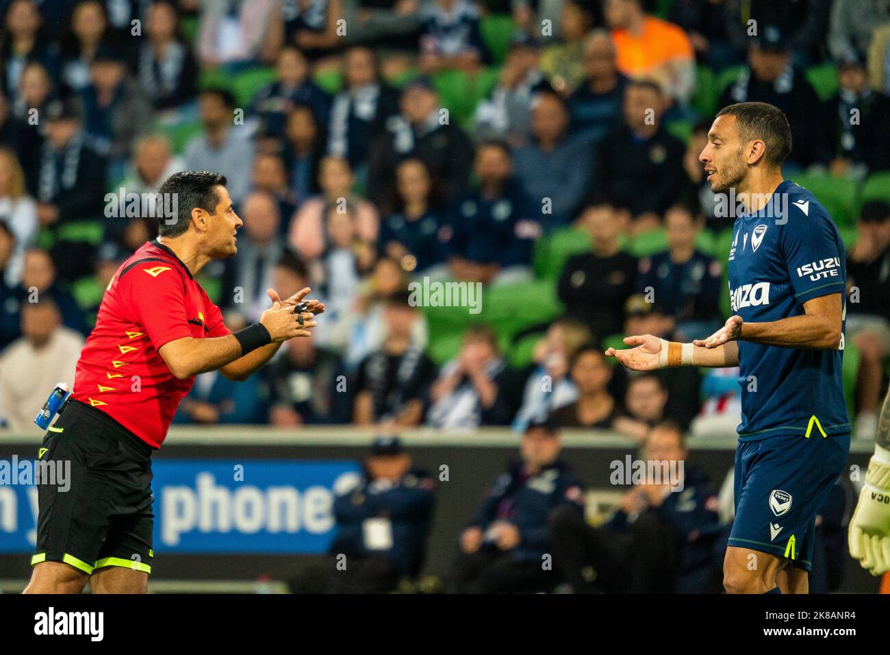 Melbourne, Australia. 22 ottobre 2022. L'arbitro della partita Alireza Faghani non ha alcuna assurdità da parte del difensore della Vittoria di Melbourne Roderick Miranda #21 durante il round 3 della stagione a-League 2022/23 di Isuzu UTE tra la Vittoria di Melbourne e la città di Melbourne. Credit: James Forrester/Alamy Live News. Foto Stock