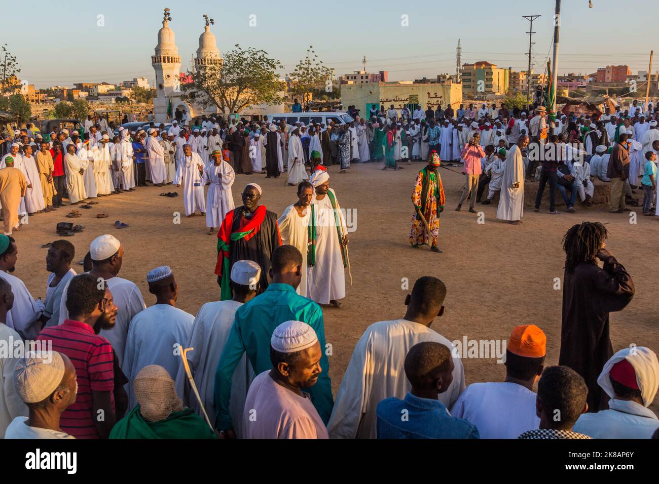 OMDURMAN, SUDAN - 8 MARZO 2019: Dervisci rotanti Sufi durante la tradizionale cerimonia religiosa del venerdì al cimitero di Hamed al Nil a Omdurman, Sudan Foto Stock