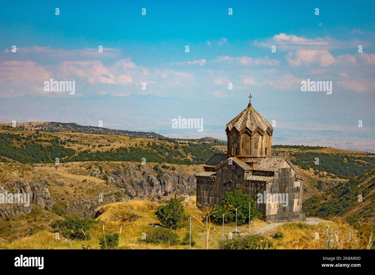 Splendida vista della chiesa di Vahramashen vicino alla roccaforte di Amberd in una chiara giornata di sole, in estate Foto Stock