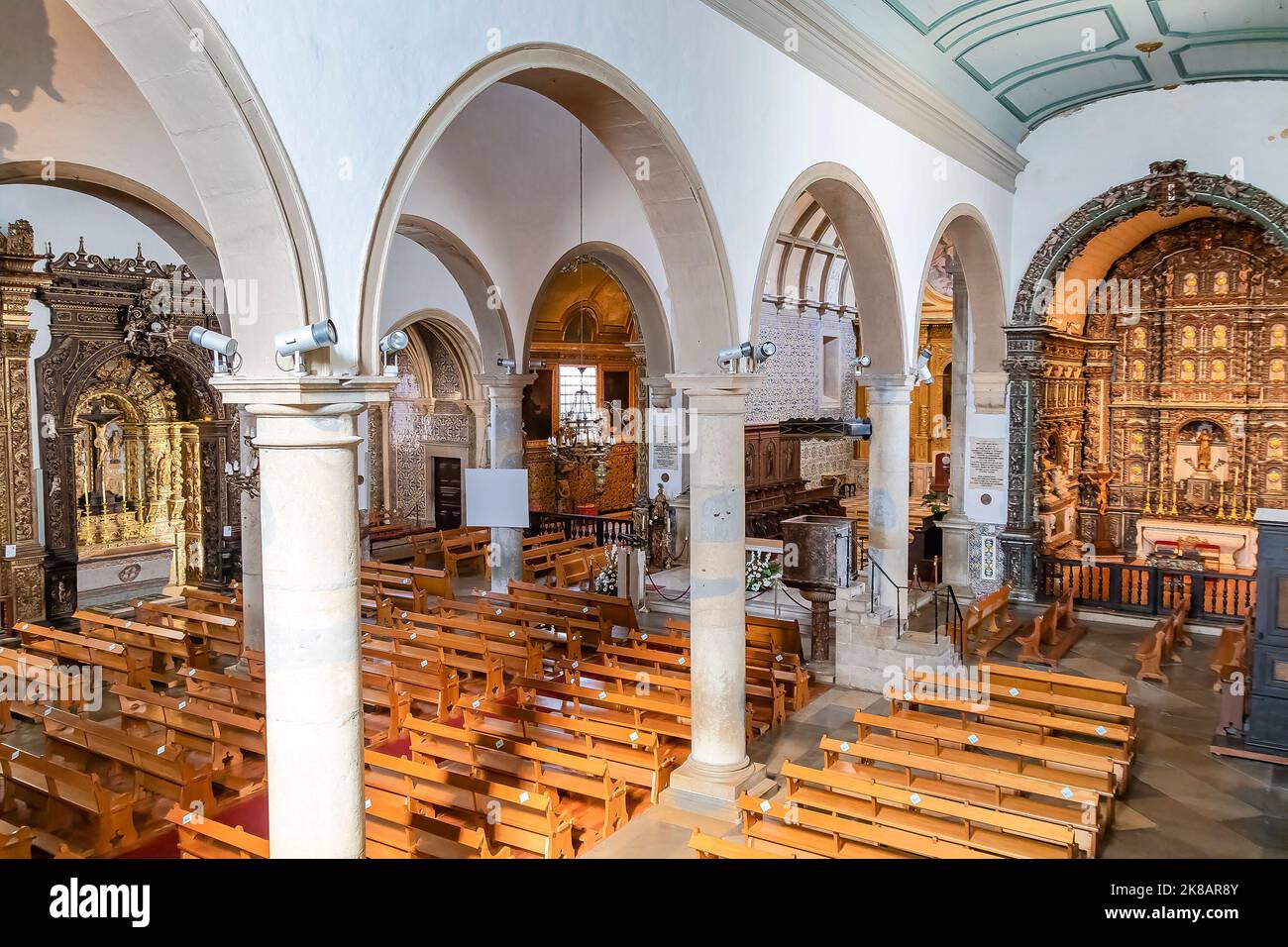 Faro, Portogallo - 8 settembre 2021: All'interno della Cattedrale di Faro (sé de Faro) è una cattedrale cattolica. La cattedrale fu consacrata in questo nome Foto Stock