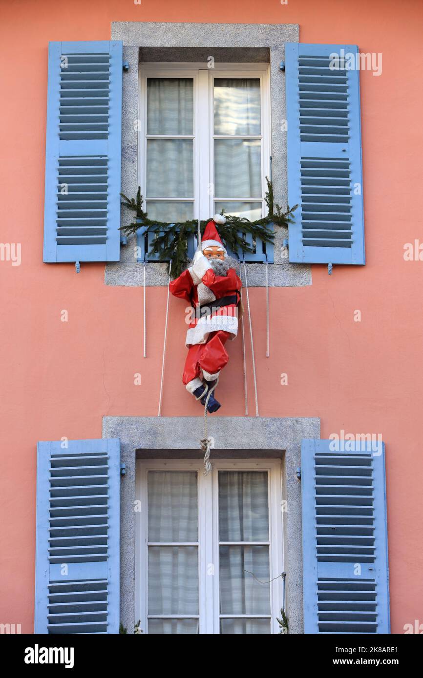 Père Noël suspenddu à une fenêtre d'immeuble. Chamonix. Alta Savoia. Auvergne-Rhône-Alpi. Francia. Europa. Foto Stock