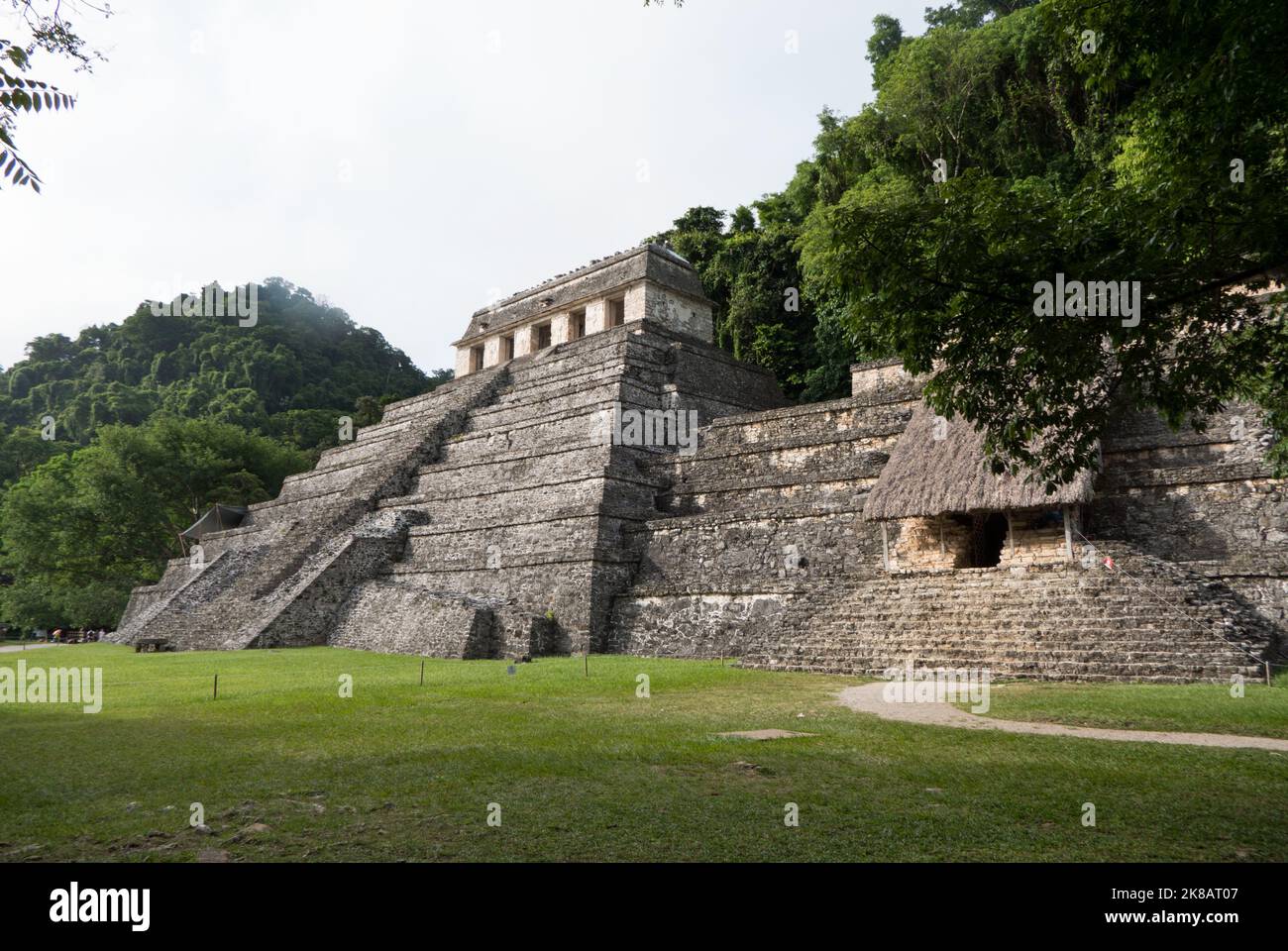 Vista del sito archeologico Maya di Palenque in Chiapas, Messico. Rovine Maya e antico edificio: Tempio delle iscrizioni Foto Stock