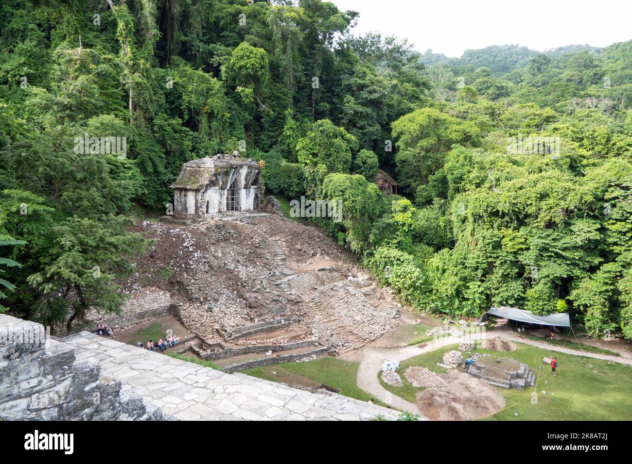 Vista del sito archeologico Maya di Palenque in Chiapas, Messico. Rovine Maya e antico edificio: Tempio della Croce Foliata Foto Stock