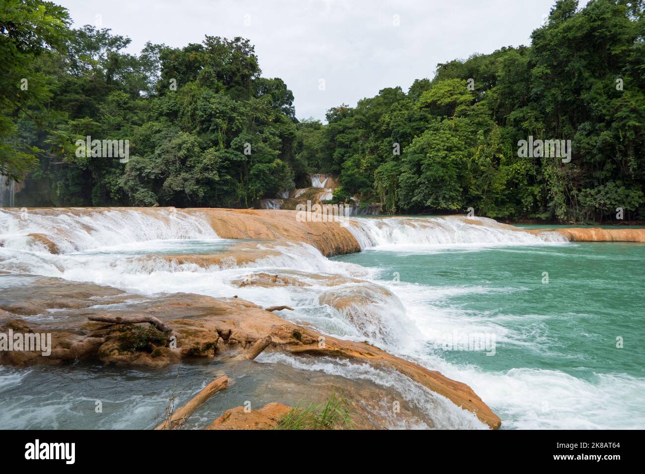 Vista delle cascate di Agua Azul nel Chiapas, Messico. Bellissimo paesaggio naturale messicano con cascata e foresta pluviale Foto Stock