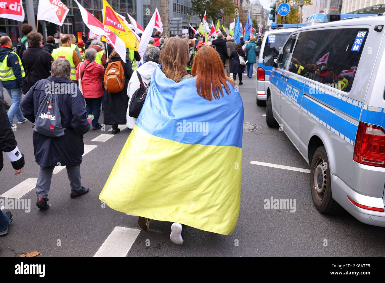Duesseldorf, Germania. 22nd Ott 2022. Due manifestanti portano una bandiera Ucraina intorno alle spalle. Un'alleanza sociale ha richiesto dimostrazioni a livello nazionale, chiedendo ulteriori misure di aiuto a breve termine, un tetto massimo per i prezzi dell'elettricità e del gas, ulteriori sussidi per l'energia e la fine della dipendenza dai combustibili fossili. Credit: David Young/dpa/Alamy Live News Foto Stock