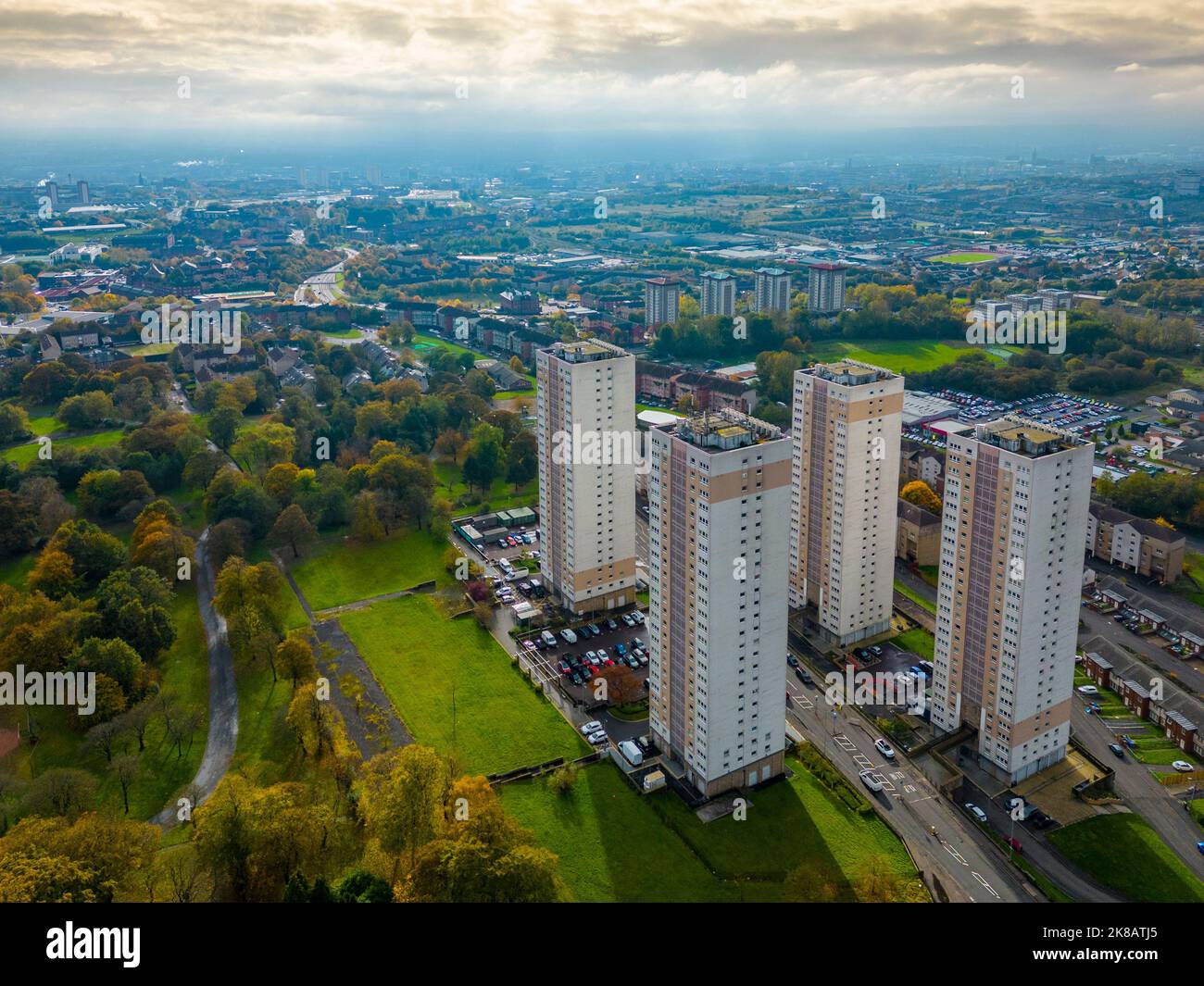Vista aerea di alti edifici di appartamenti a Springburn a Glasgow, Scozia, Regno Unito Foto Stock