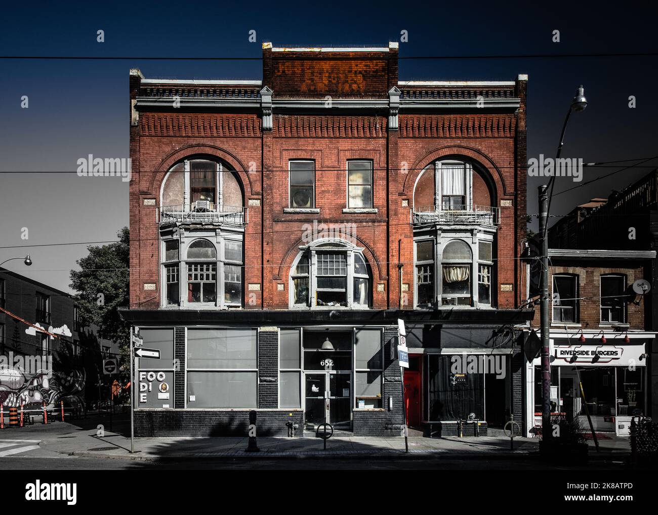 Il Joseph White Building al Nos 682-686 Queen St e e' un basso edificio a tre piani usato sia per uso residenziale che commerciale. Foto Stock
