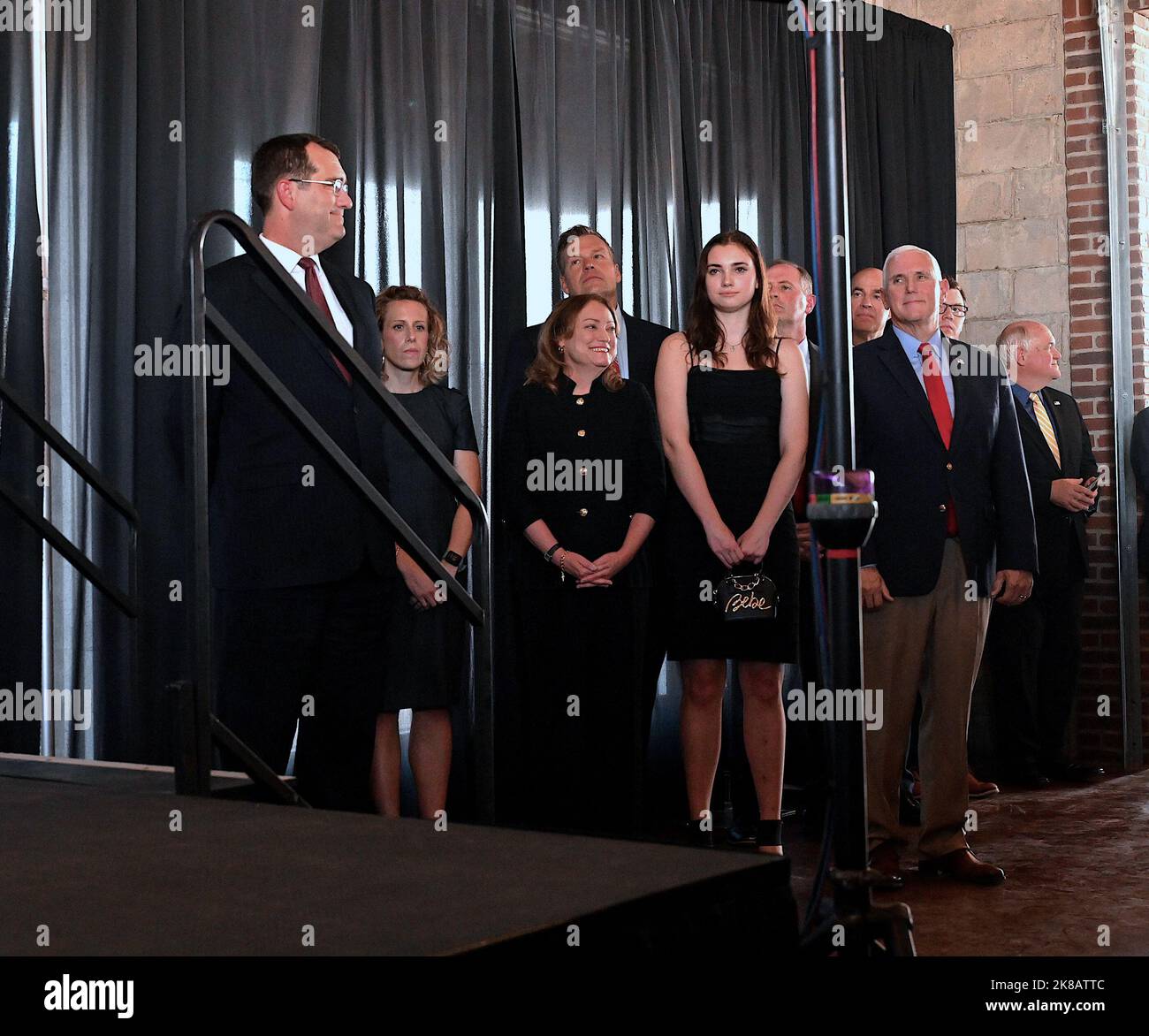 WICHITA, KANSAS - 21 OTTOBRE 2022Kansas Procuratore Generale Derek Schmidt il candidato repubblicano alla gubernatorial che è in stretta gara con il governatore democratico Laura Kelly attende di essere chiamato sul palco per affrontare una folla di sostenitori della GOP durante un rally al B&C barbecue. In piedi con lui (L-R) è Katie Sawyer il candidato del governatore della Lt, Jennifer Schmidt, Caroline Schmidt, ex vice presidente degli Stati Uniti Mike Pence, la fila posteriore è Kris Kobach l'attuale candidato del procuratore generale, il congressista Tracy Mann (KS-1) Steve Johnson Kansas state tesoriere candidato, il congressista Jake LaTurne Foto Stock