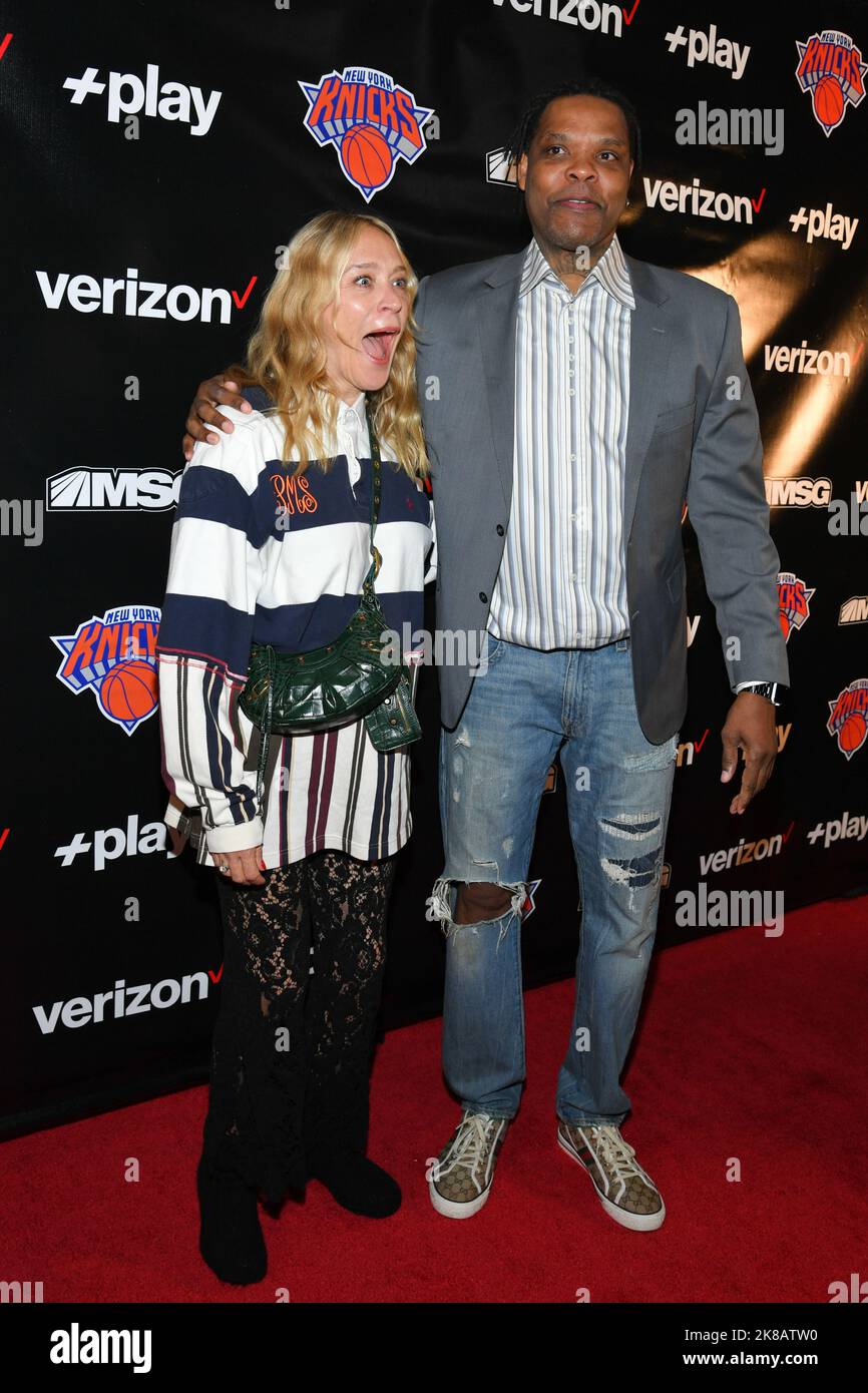 Chloë Sevigny e Latrell Sprewell partecipano al Verizon +play Red Carpet al Madison Square Garden per l'apertura della casa dei New York Knicks il 21 ottobre 20 Foto Stock