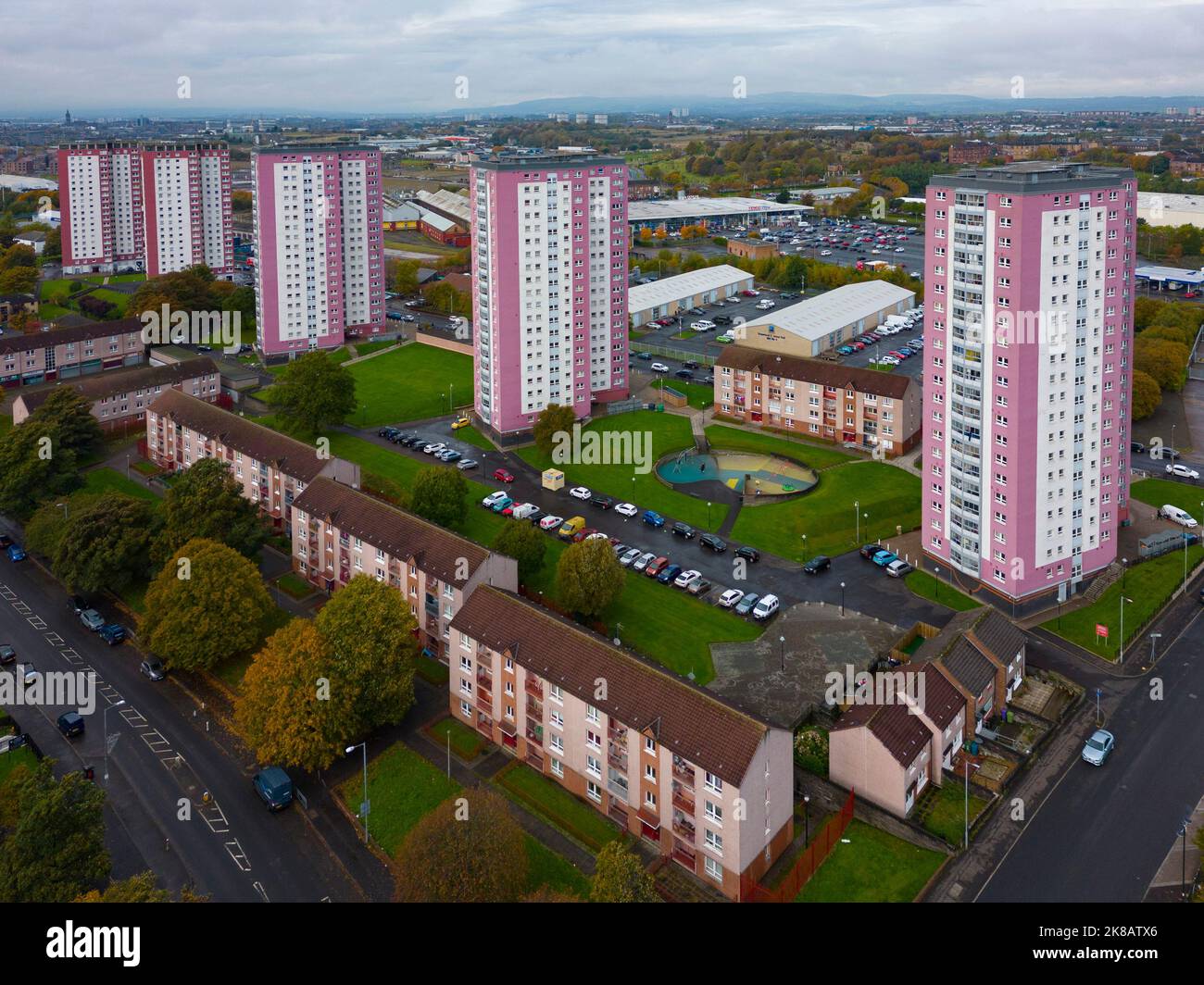 Vista aerea di alti edifici di appartamenti a Royston a Glasgow, Scozia, Regno Unito Foto Stock