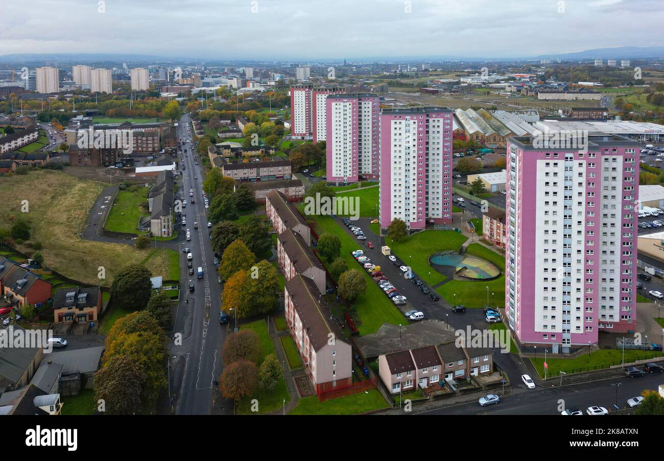 Vista aerea di alti edifici di appartamenti a Royston a Glasgow, Scozia, Regno Unito Foto Stock