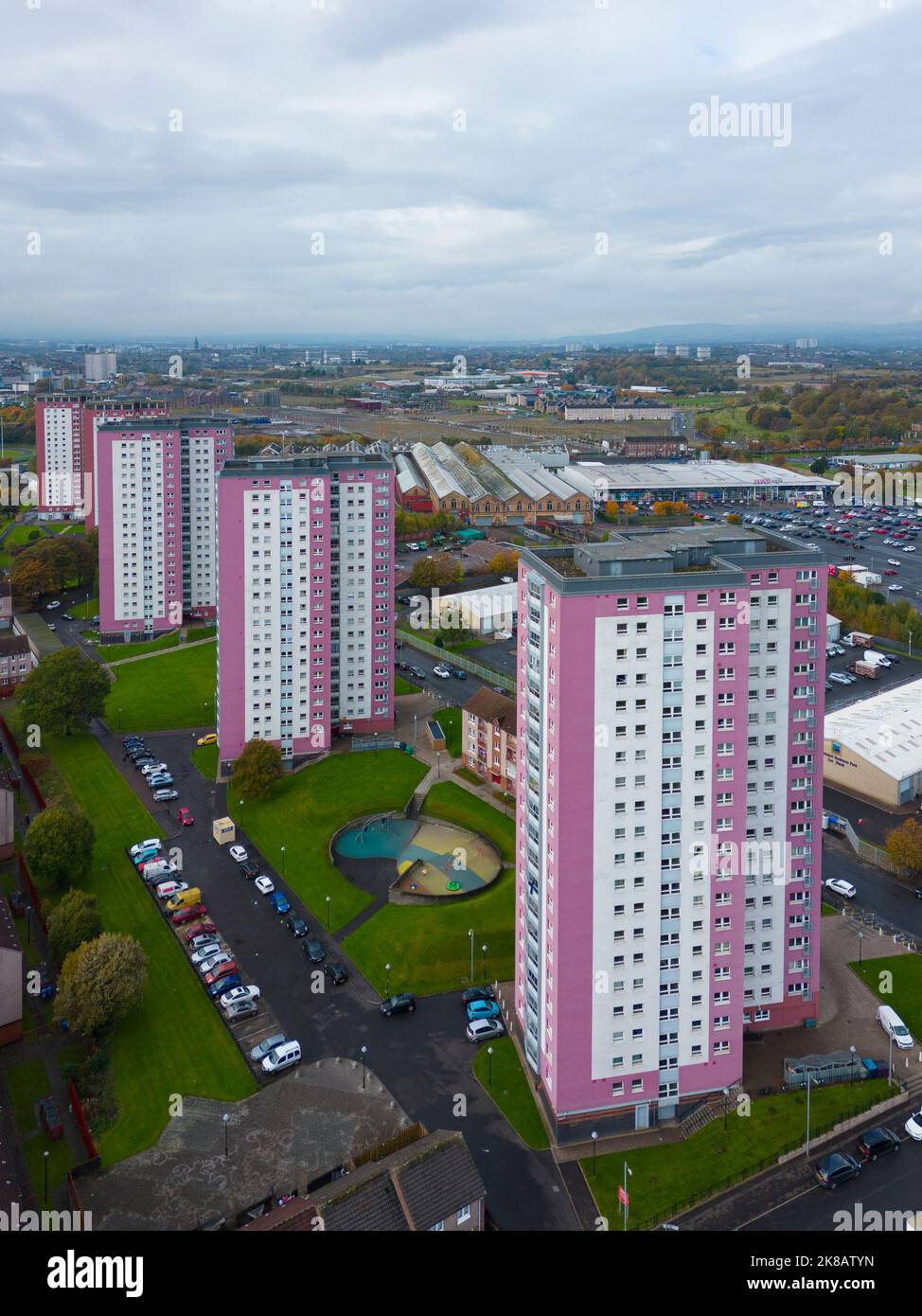 Vista aerea di alti edifici di appartamenti a Royston a Glasgow, Scozia, Regno Unito Foto Stock