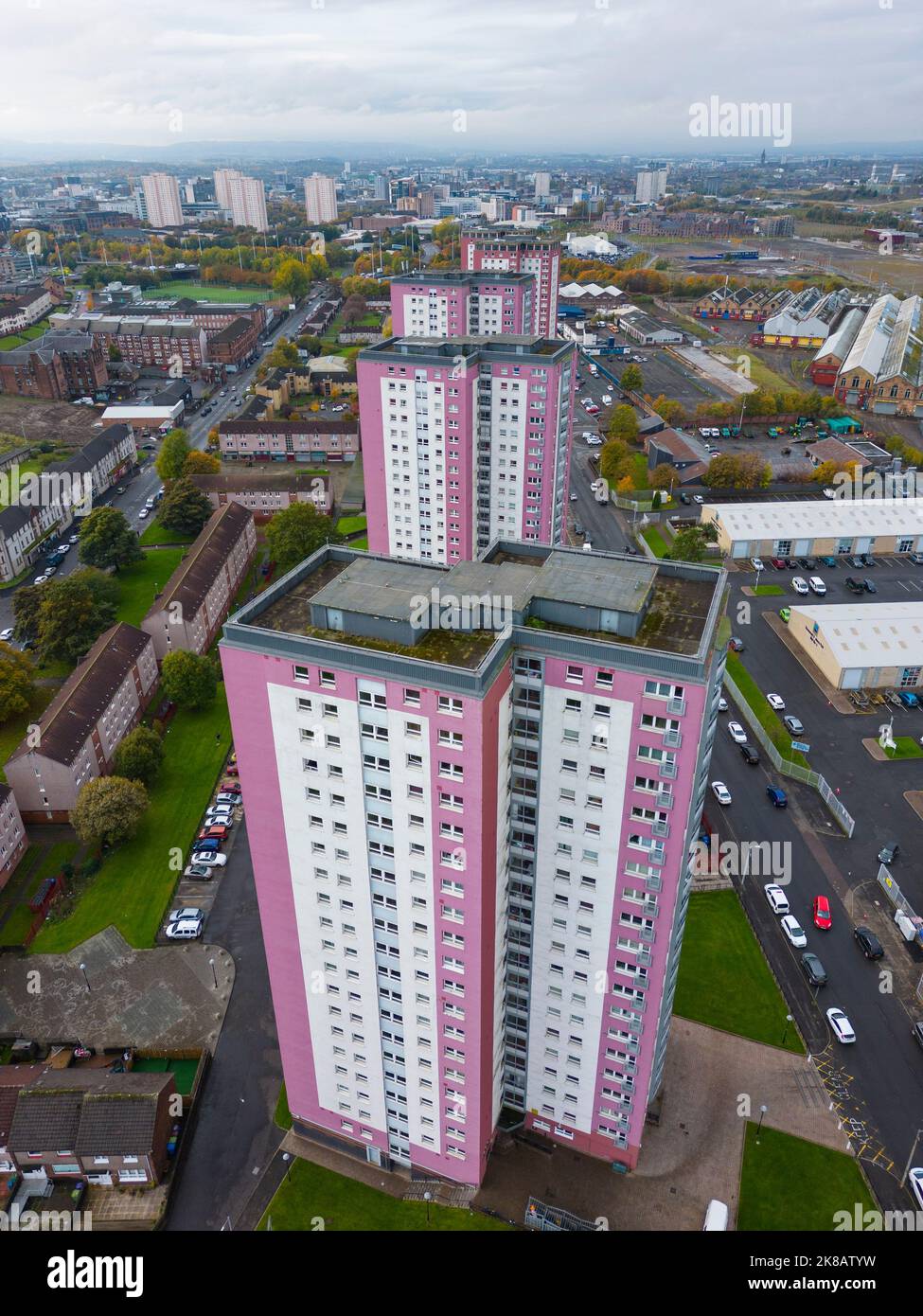 Vista aerea di alti edifici di appartamenti a Royston a Glasgow, Scozia, Regno Unito Foto Stock