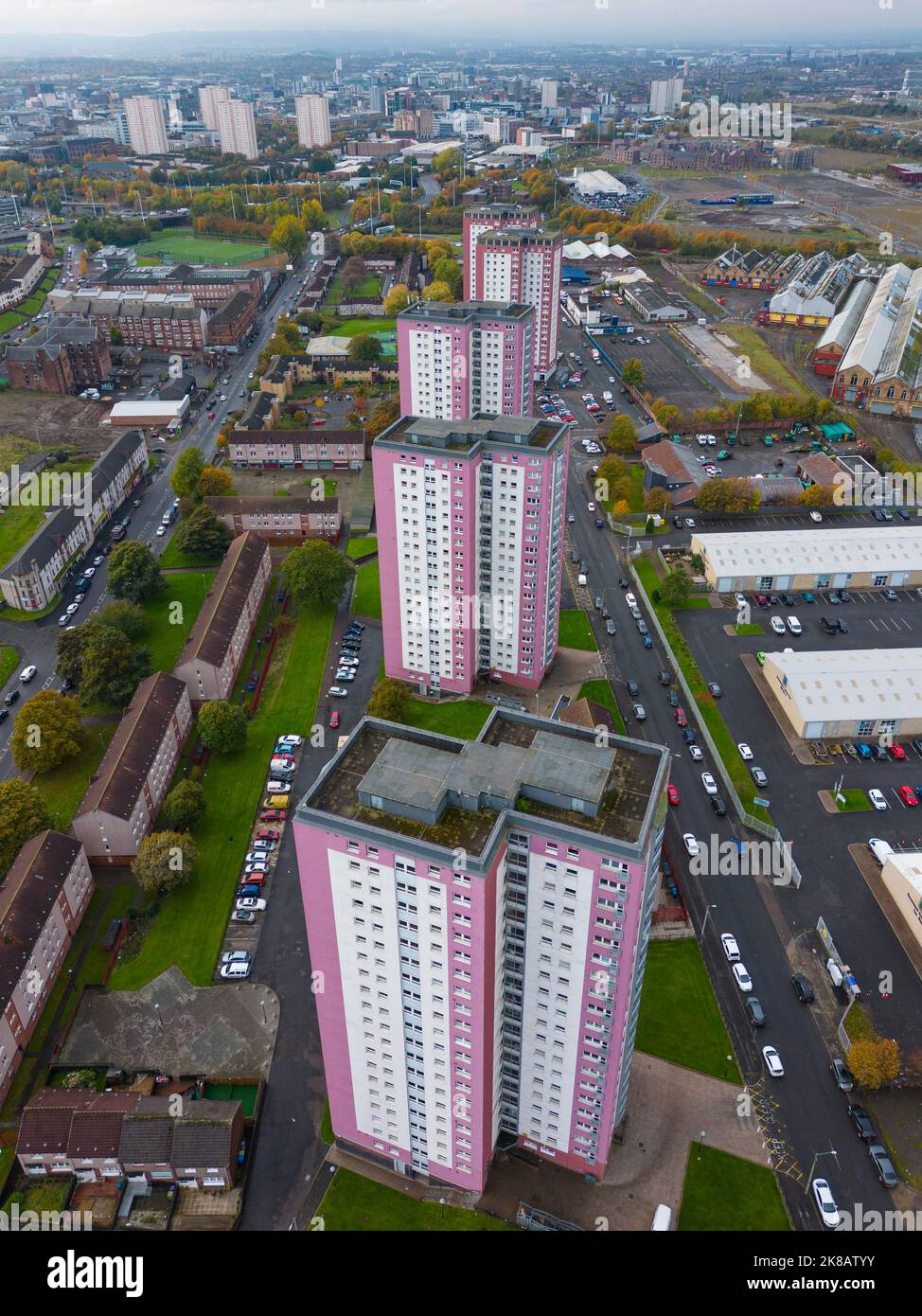 Vista aerea di alti edifici di appartamenti a Royston a Glasgow, Scozia, Regno Unito Foto Stock