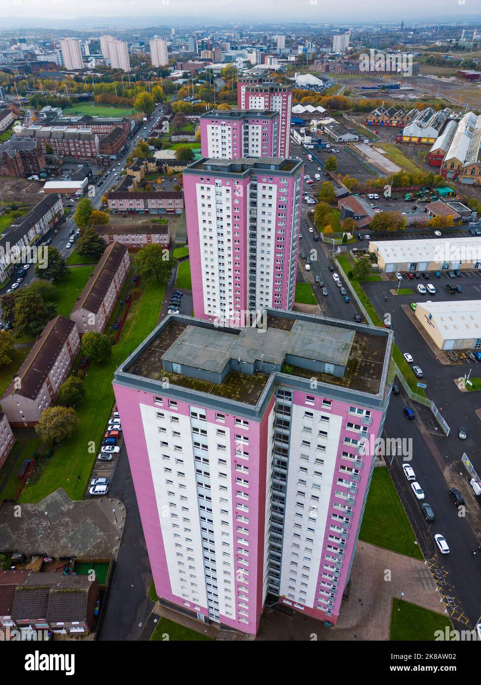 Vista aerea di alti edifici di appartamenti a Royston a Glasgow, Scozia, Regno Unito Foto Stock
