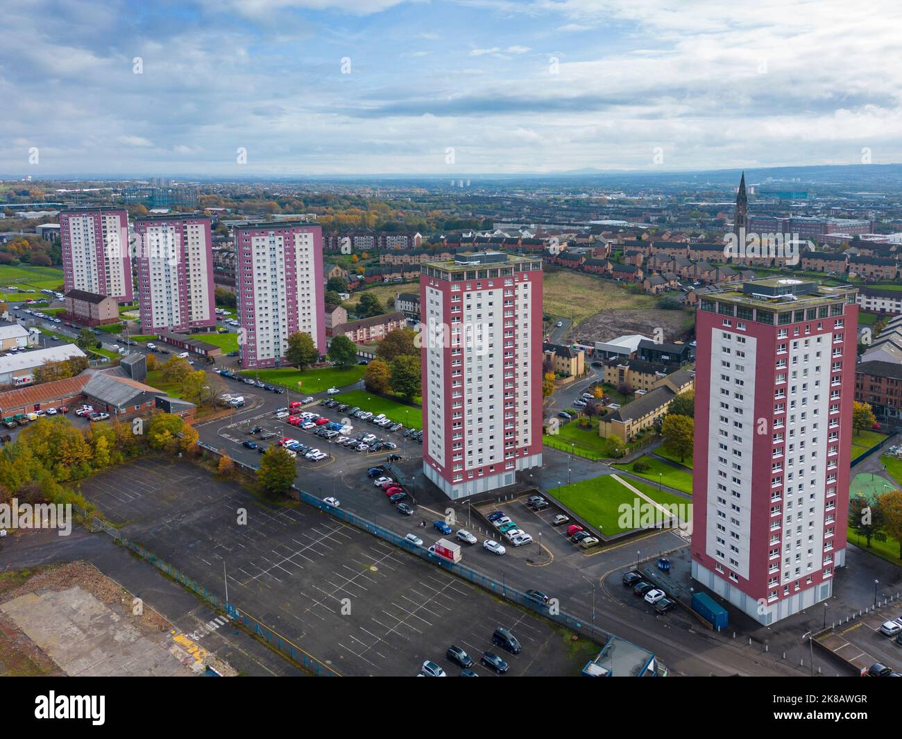 Vista aerea di alti edifici di appartamenti a Royston a Glasgow, Scozia, Regno Unito Foto Stock