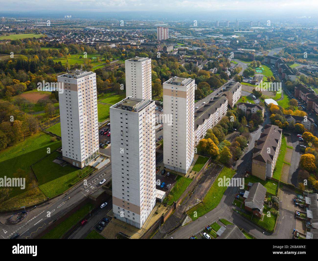 Vista aerea di alti edifici di appartamenti a Springburn a Glasgow, Scozia, Regno Unito Foto Stock