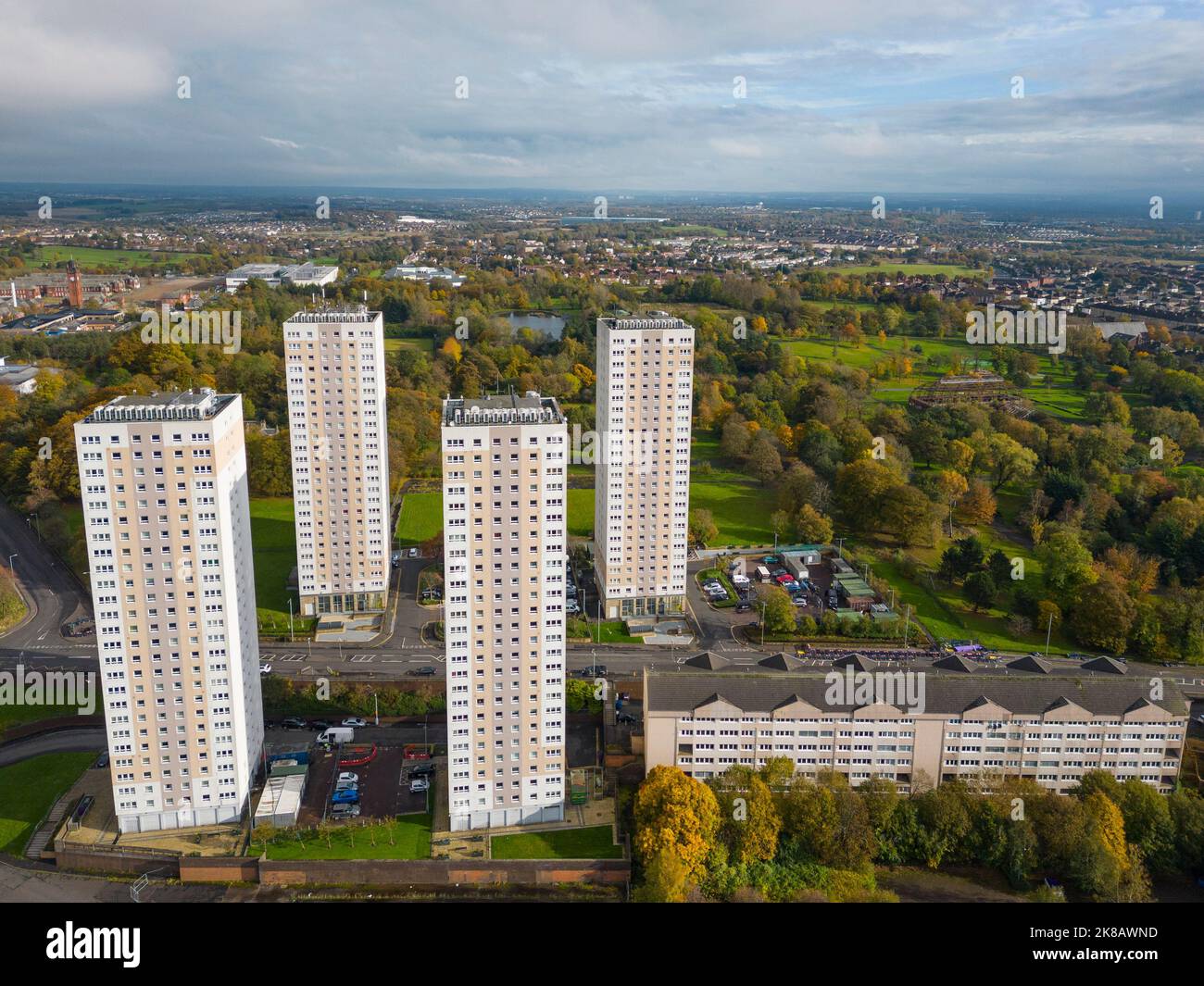Vista aerea di alti edifici di appartamenti a Springburn a Glasgow, Scozia, Regno Unito Foto Stock
