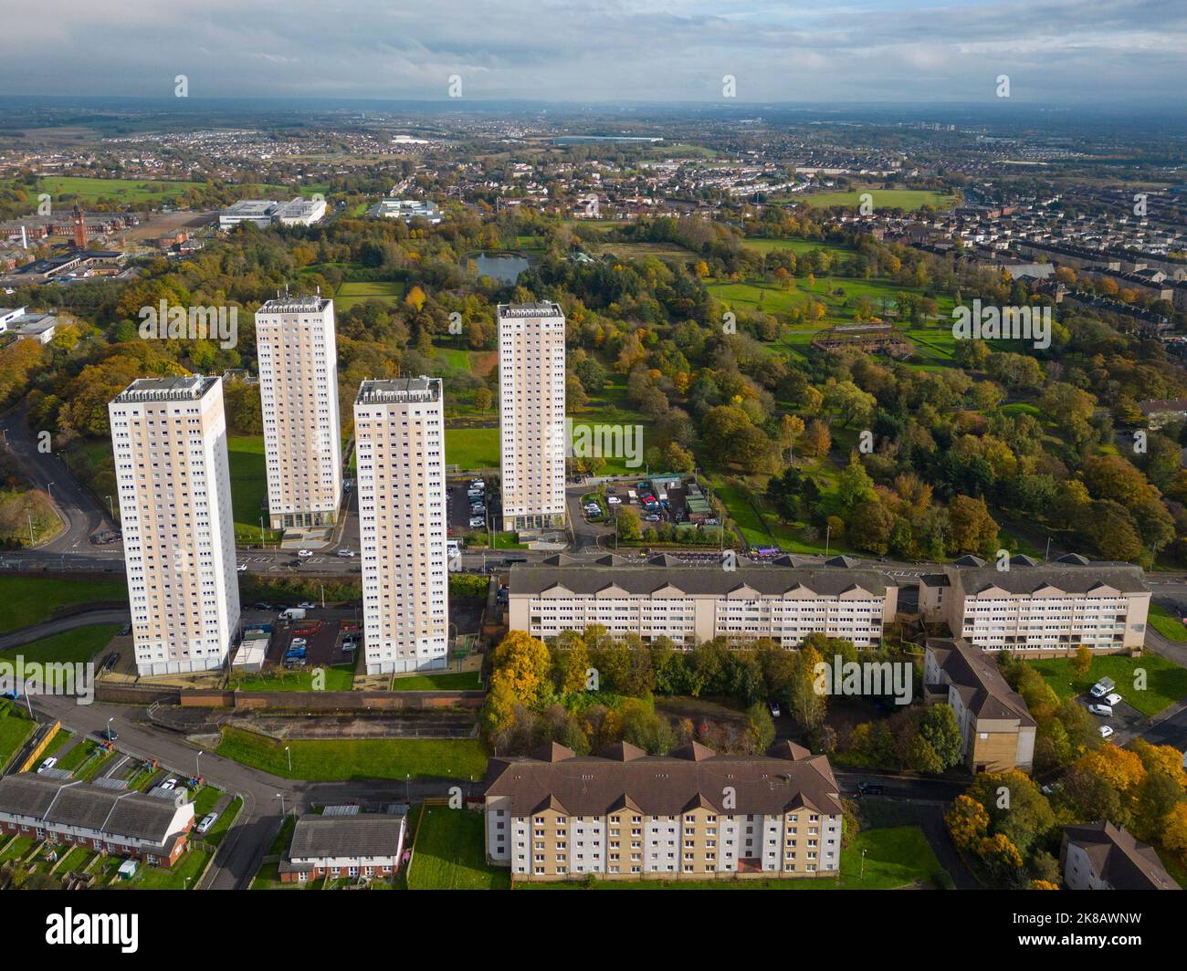 Vista aerea di alti edifici di appartamenti a Springburn a Glasgow, Scozia, Regno Unito Foto Stock