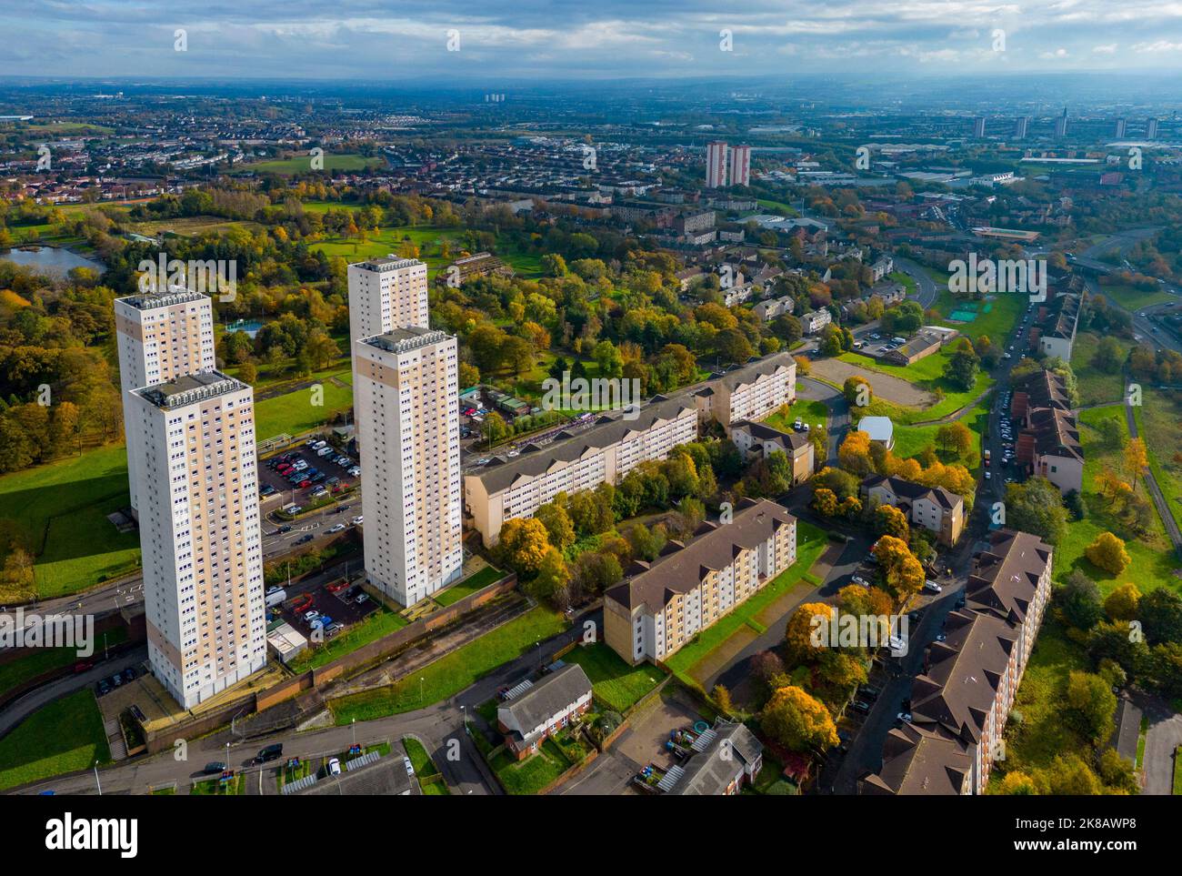 Vista aerea di alti edifici di appartamenti a Springburn a Glasgow, Scozia, Regno Unito Foto Stock