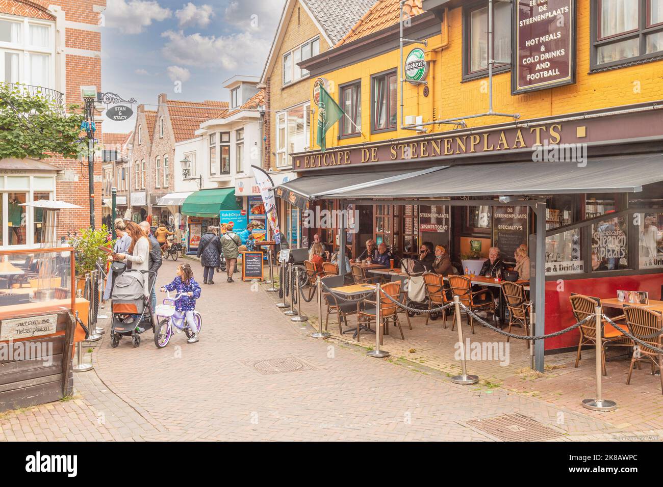 Strada nel centro del piccolo villaggio turistico Den Burg sull'isola Wadden di Texel, Paesi Bassi. Foto Stock